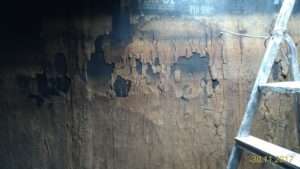 Impermeabilização danificada no interior de reservatório.